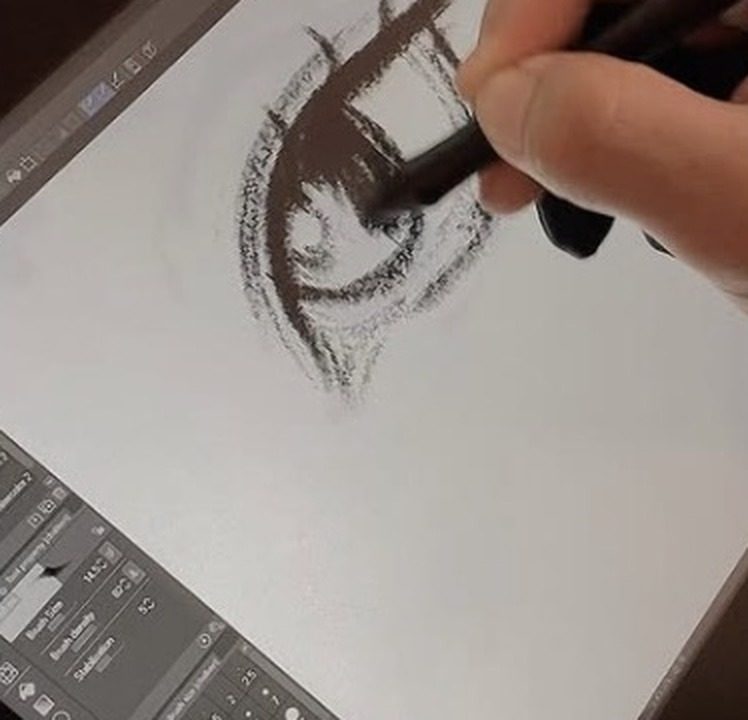 เบคกำลังวาดรูปบนแท็บเล็ต