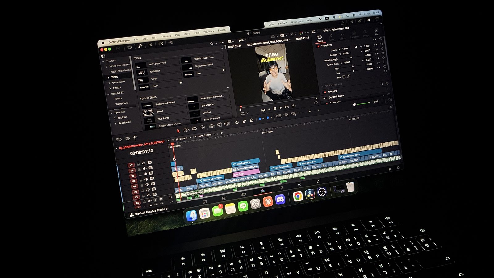 โต๊ะตัดต่อของเบค เปิดไทม์ไลน์ใน DaVinci Resolve